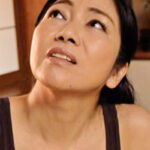 昼下がりの居間で母の不倫現場を目撃した愚息の肉棒は勃起し･･･目の前の男根にしゃぶりつく淫乱母さんとの禁断SEX！525275