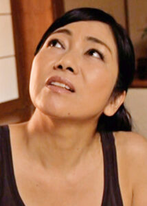 昼下がりの居間で母の不倫現場を目撃した愚息の肉棒は勃起し･･･目の前の男根にしゃぶりつく淫乱母さんとの禁断SEX！525275