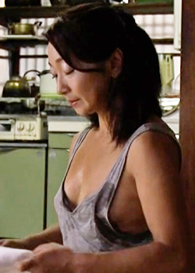 年頃の愚息の前で無防備なノーブラ母さんがチラ見せする乳首がエロすぎて発情！暴走する愚息と禁断の肉欲交尾！525276