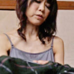 体調不良の愚息の元に訪れた母さん！貧乳だけどデカ乳首に発情した愚息とのSEXに嵌る淫乱母さん！525661