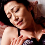 旅館の浴衣姿が色っぽい五十路の母にムラムラした愚息！愚息の股間の膨らみにオンナとなる母！禁忌を承知で快楽に没入する肉欲性交！528005