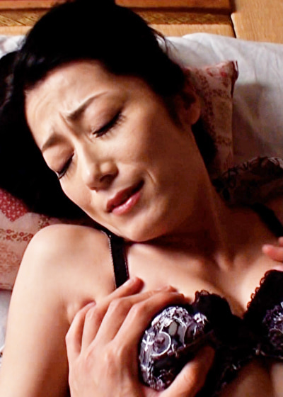 旅館の浴衣姿が色っぽい五十路の母にムラムラした愚息！愚息の股間の膨らみにオンナとなる母！禁忌を承知で快楽に没入する肉欲性交！528005