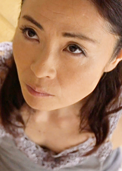 欲求不満を募らせ台所でオナニーに耽る母。オナニーで満足出来ずに倅の肉棒にしゃぶりつく淫乱発情母と禁断の情事！535109