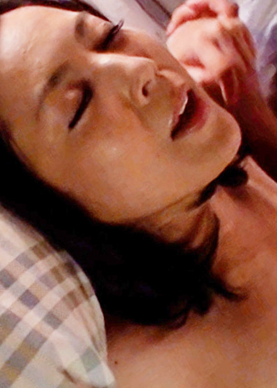 毎晩オナニーで慰めてる母、その声を聞かされ我慢の限界の愚息！父さんの横で女の悦びに浸るダメな母と禁断の中出しSEX！535116