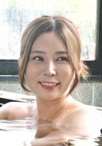 友達の母親達と比べても若々しくきれいな母。淡い恋心を抱く愚息の一途な思いに口だけよと言いつつも一線を越えてしまう禁断の肉欲性交！533750