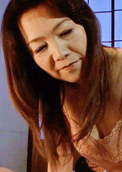 逞しく立派な男になって久しぶりに帰省して来た愚息！女の顔に豹変する淫乱熟母。親父の横で声をこらえて中出しSEX！536952