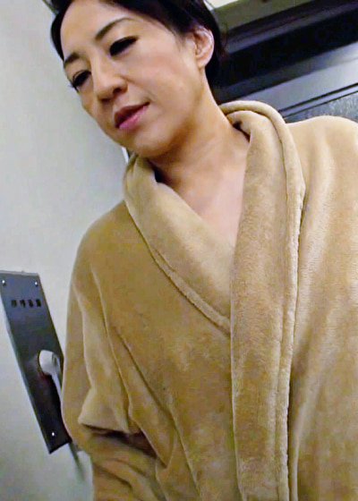 性に目覚め欲求不満を抱える愚息の肉棒をしゃぶる優しい母に欲望爆発中出しSEX!536666